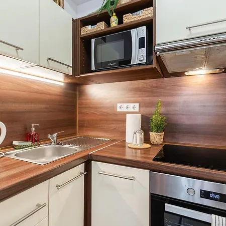 Garage-200m To Subway-prestige 08-2 * Budapest