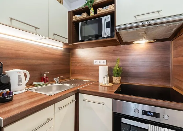 Garage-200m To Subway-prestige 08-2 * Budapest
